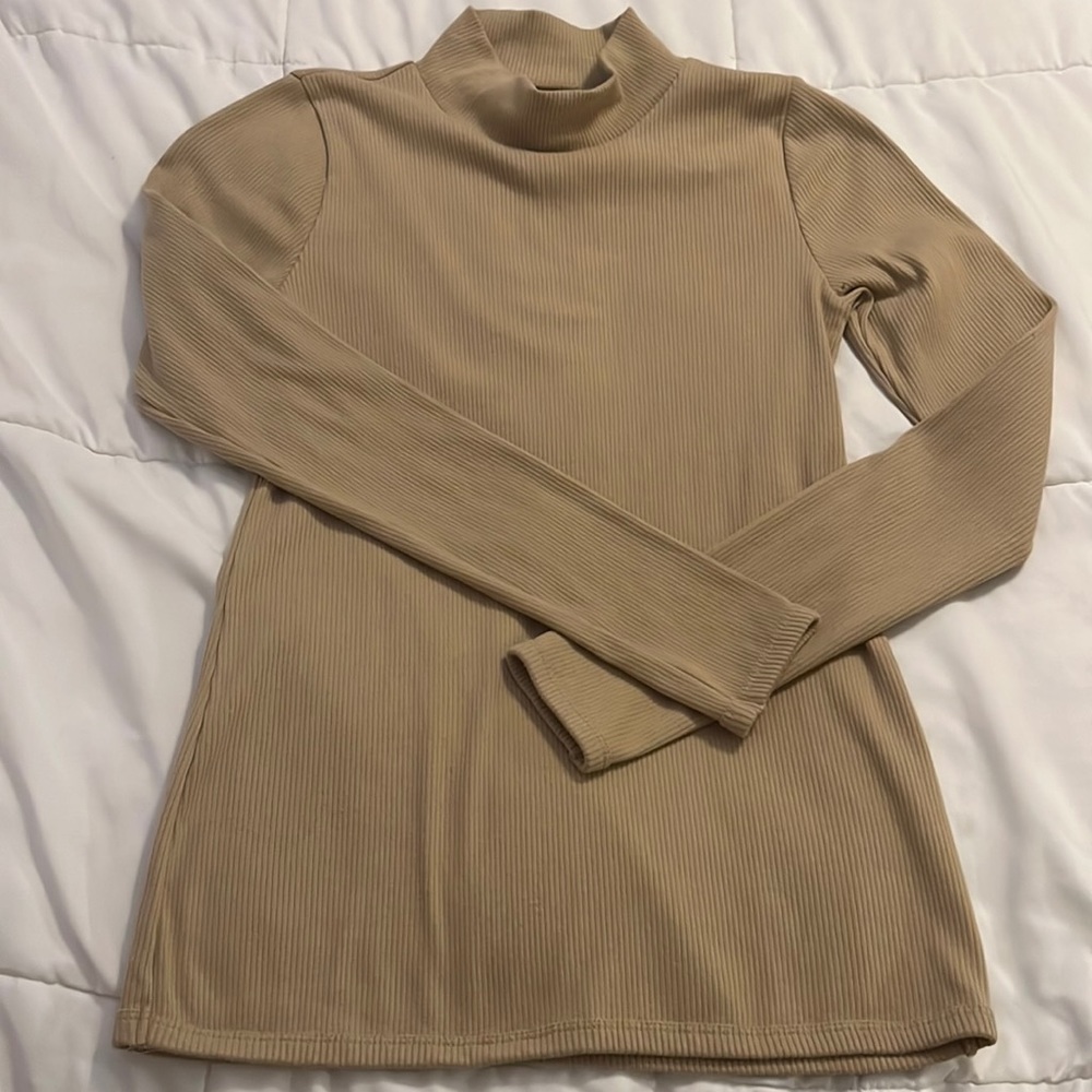 Tan NWOT turtleneck sweater. Very elastic, soft and comfortable.